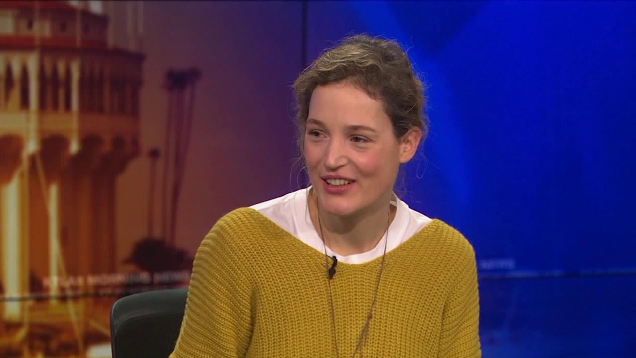 "Phantom Thread" Star Vicky Krieps Shares her Thoughts on Daniel Day-Lewis's Retirement