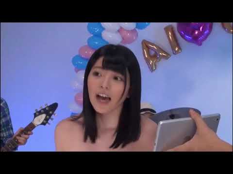 Ai Uehara (上原 亜衣) あいちゃんはステージで練習しています。