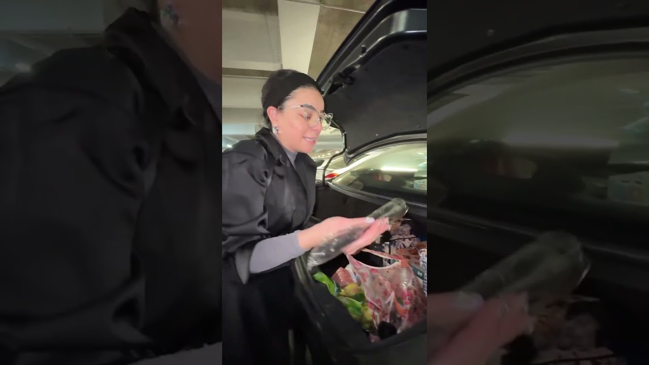 Acomodando todas las compras en la cajuela del coche